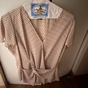 Nordstrom Short sleeve v neck blouse in pale pink with subtle pattern detail